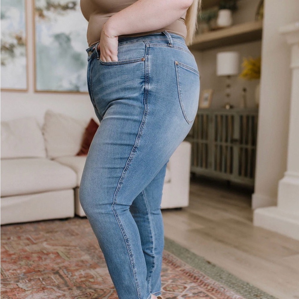 Judy Blue Tummy Control and Butt Lifting Triple Threat Skinny Jeans- 11/30 - Picture 8 of 16